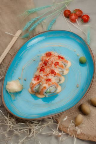 Кранч рол з лососем,креветкою та соусом манго-майо