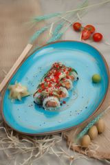 Рол з тартар з тунця та соусом спайсі