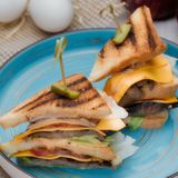 Сендвіч з яловичиною і беконом