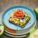 Скрембл з авокадо, слабосолоним лососем та ікрою лосося