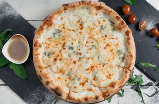 Піца з сиром Дор-блю та грушею