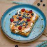 Френч тост з крем-сиром, згущеним молоком та фруктами