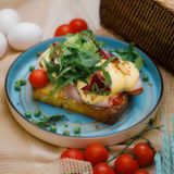 Яйця пашот з шинкою та соусом Голландез