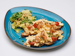 Скрембл на круасані з креветками та молодим горошком