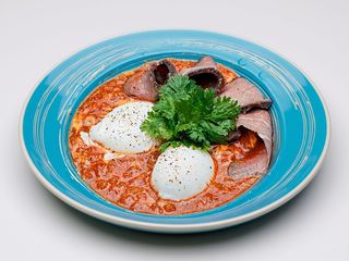 Шакшука з ростбіфом та сиром Чеддер