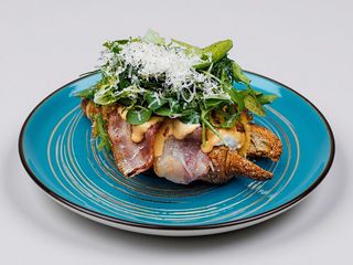 Круасан з беконом, яйцем пашот та сирним соусом