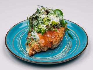 Круасан з лососем, яйцем пашот та гуакамоле