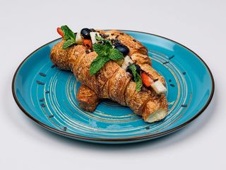 Круасан з нутелою та бананом