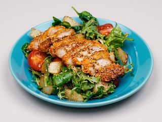 Салат з хрумкою куркою, грушою та горіховим соусом