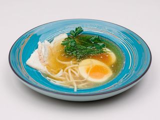 Курячий консоме з локшиною