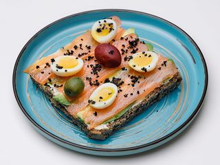 Тост зі слабосолоним лососем