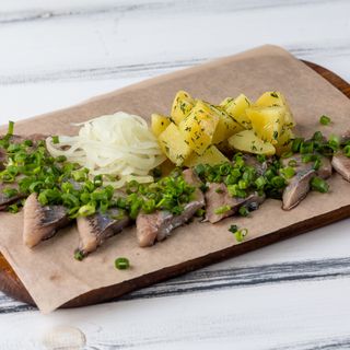 Оселедець матіас власного засолу з картоплею