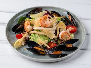 Теплий салат з морепродуктами (300г)
