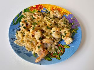 Бантики (фарфале) з креветками у вершковому соусі з сиром (220г)