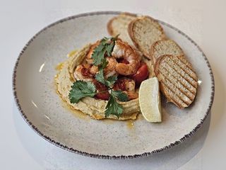 Домашній хумус зі смаженими на грилі креветками та помідорами Чері (350Г)