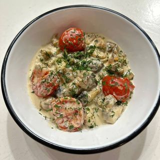 Мʼясо чорноморського рапана у вершковому соусі з томатами чері та печерицями (280 г)