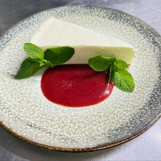 Чізкейк з полуничним соусом (140/30 г)