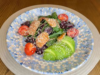 Салат з лососем та авокадо (250г)