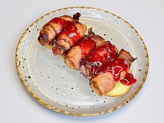 Куряча печінка в беконі з яблуками (300г)