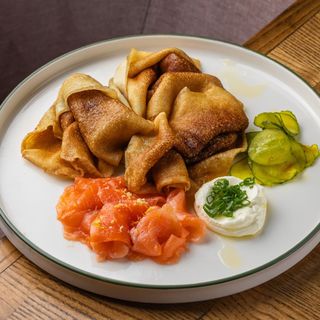 Млинці із лососем та огірком