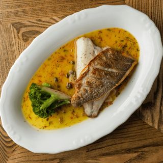 Дорадо з соусом шафран і броколі 