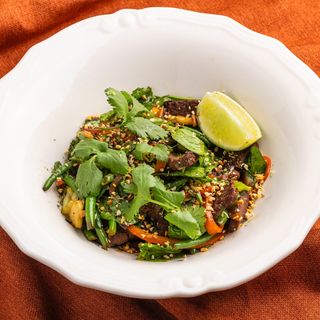 Азійський салат із телятиною