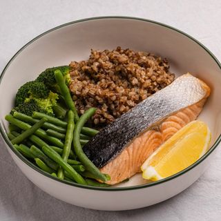 Лосось із овочами та гречкою