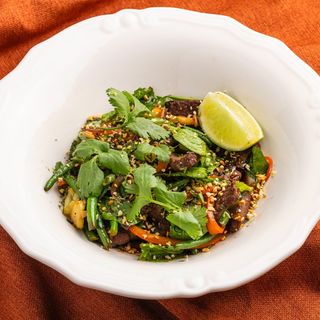 Азійський салат із телятиною