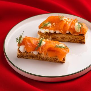 Канапе зі слабосоленим лососем