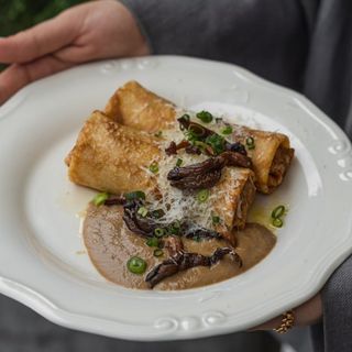 Млинці з яловичим мʼясом у грибному соусі