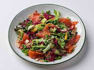 Зелений салат з лососем