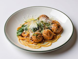 Паста з мітбомали в томатному соусі.