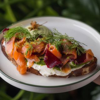 Брускета зі слабосоленим лососем