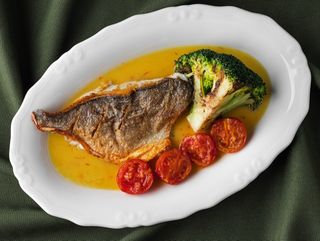 Філе дорадо зі стейком із броколі