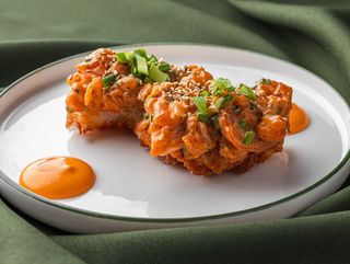 Тар-тар із лосося на смаженому рисі