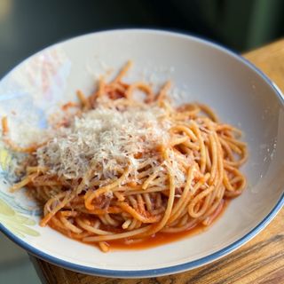 Спагетті в томатному соусі із пармезаном