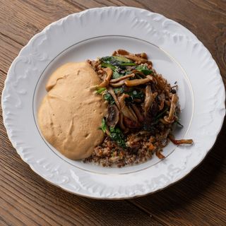 Рублена котлета з гречкою та грибним мусом