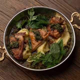 Курча з пюре та зеленою шакшукою