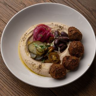 Хумус з фалафелем