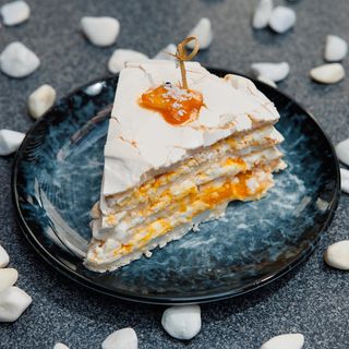 Меренговий з манго та маракуя