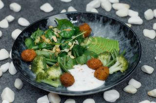 Зелений салат з авокадо фалафелем та йогуртом