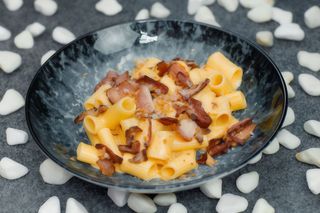 Рігатоні з сирним соусом , беконом та луком фрі
