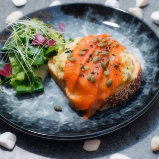 Гуакамоле з м’яким яйцем та с/с лососем