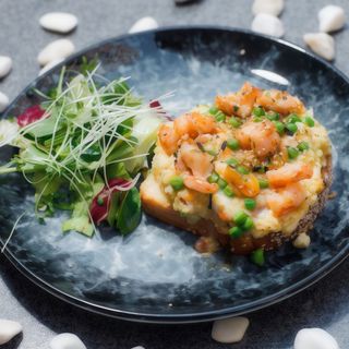 Гуакамоле з м’яким яйцем та креветками