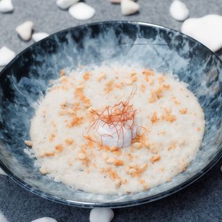 Трюфельна пшенична каша з яйцем пашот та кедровим горiхом 