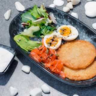 Хешбраун з лососем, авокадо та мʼяким яйцем