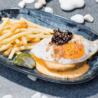 Бiфштекс з сирним соусом, яйцем та картоплею фрi