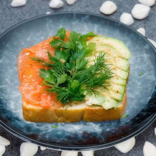 Тост з лососем, крем чiзом та авокадо