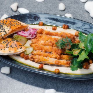 Хумус з хрусткою куркою та пiкулями 