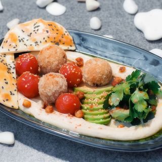 Хумус зi смаженими кульками, фаршированими креветками грибами та черi